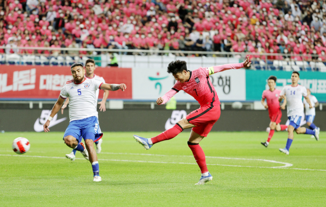 6일 오후 대전월드컵경기장에서 열린 남자 축구 국가대표팀 평가전 대한민국 대 칠레의 경기. 대한민국 손흥민이 슛을 하고 있다. 연합뉴스