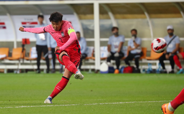 6일 오후 대전월드컵경기장에서 열린 남자 축구 국가대표팀 평가전 대한민국 대 칠레의 경기. 대한민국 손흥민이 프리킥으로 득점하고 있다. 연합뉴스