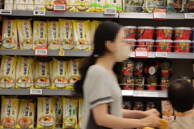 6일 오후 서울 시내 대형마트 국수 판매대에서 시민들이 장을 보고 있다. 곡물 등 국제 원자재 가격이 오르면서 가공식품 물가도 10년 4개월만에 가장 크게 상승했다. 가공식품 품목 대부분이 오른 가운데 외식 물가도 상승하는 등 밥상 물가의 높은 오름세가 지속되는 양상이다. 6일 통계청 국가통계포털(KOSIS)에 따르면 지난달 가공식품 지수는 109.19(2020년=100)로 1년 전보다 7.6% 올랐다. 이는 2012년 1월(7.9%) 이후 가장 높은 상승률이다. 품목별로 보면 국수(33.2%), 밀가루(26.0%), 식용유(22.7%) 등이 크게 올랐다. 연합뉴스