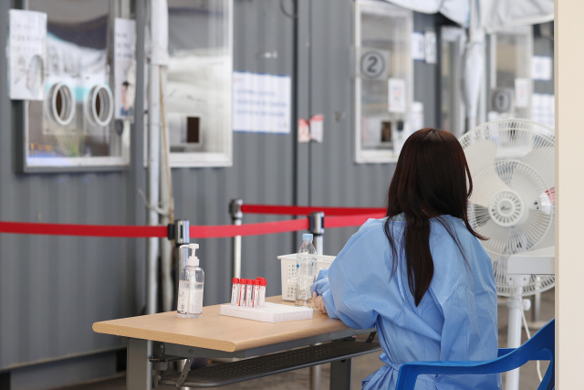 6일 오후 서울역 광장에 마련된 코로나19 선별진료소에서 의료진이 검사자를 기다리고 있다. 중앙방역대책본부는 이날 0시 기준으로 코로나19 신규 확진자가 5천22명 늘어 누적 1천816만8천708명이 됐다고 밝혔다. 신규 확진자 수는 지난 1월 18일 이후 139일 만에 최소치를 기록했다. 연합뉴스