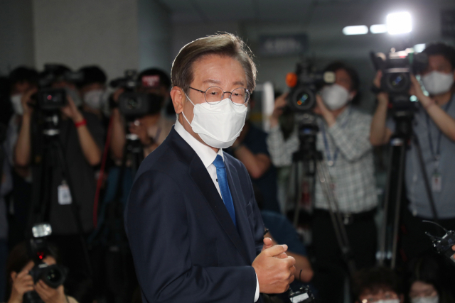 더불어민주당 이재명 의원이 7일 오전 국회 의원회관에 첫출근하며 취재진의 질문에 답변하고 있다. 국회사진기자단