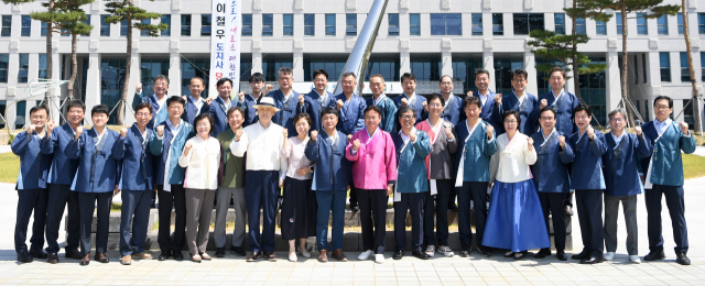 지난 3일 경북도 간부들이 한복근무복을 입고 간부회의를 연 뒤 도청 본관 앞에서 기념촬영을 하고 있다. 경북도 제공