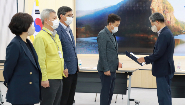 오도창 영양군수가 전화응대 우수부서 평가를 실시해 포상하고 있다. 영양군 제공