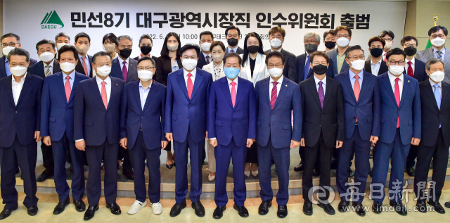 7일 오전 대구 동구 테크노파크에서 열린 민선8기 대구광역시장직 인수위원회 출범식에서 홍준표 대구시장 당선인과 이상길 위원장을 비롯한 인수위원들이 기념촬영을 하고 있다. 안성완 기자 asw0727@imaeil.com