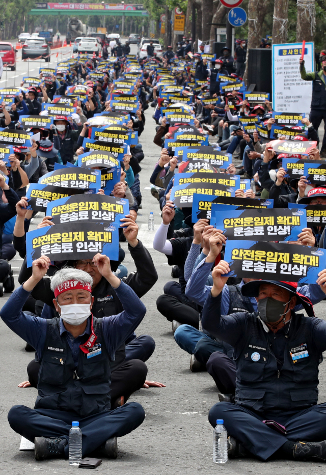 민주노총 전국공공운수노동조합 화물연대 포항지부 운송노동자들이 7일 오전 경북 포항시 남구 포스코본사 인근 도로에서 화물자동차 안전 운임제 일몰 폐지 및 확대, 운송료 인상, 지입제 폐지 등을 요구하며 구호를 외치고 있다. 김영진 기자 kyjmaeil@imaeil.com