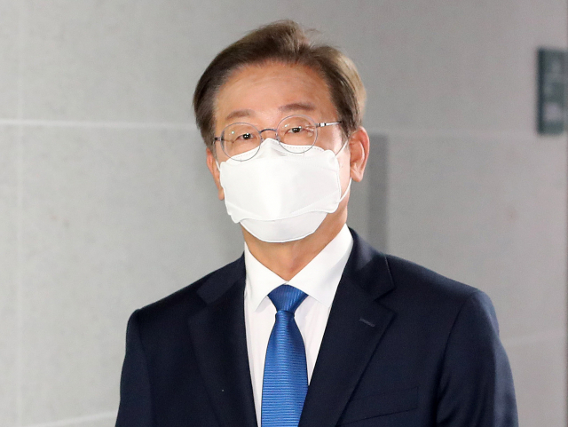 더불어민주당 이재명 의원이 7일 오전 국회 의원회관에 첫출근하며 의원실로 이동하고 있다. 연합뉴스