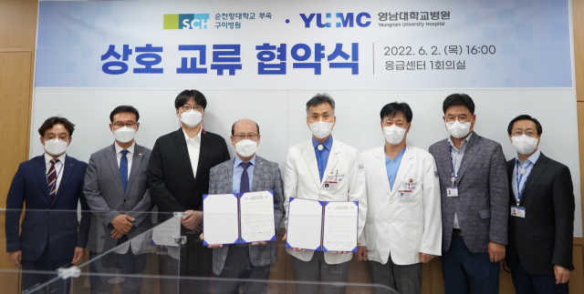 순천향대 구미병원, 영남대 병원 관계자들이 업무협약을 체결하고 기념촬영하고 있다. 순천향대 구미병원 제공