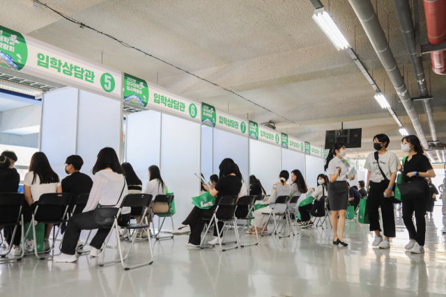 삼성라이온즈파크에서 열린 대구대 입시박람회에 참가한 고교생들이 행사 참가를 위해 등록한 뒤 입시 상담을 받았다. 대구대 제공