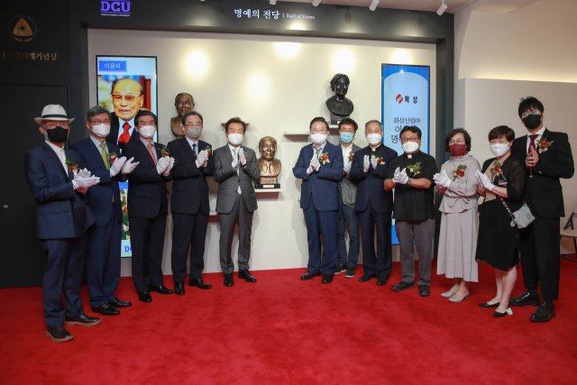 7일 대구가톨릭대에서 열린 화성산업 고 이윤석 명예회장 흉상제막식. 대구가톨릭대 제공