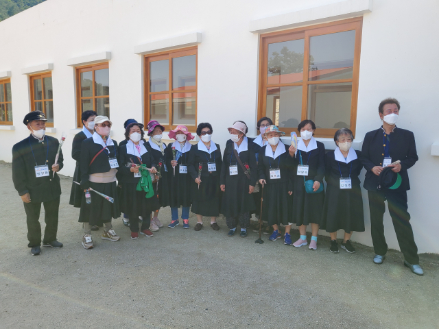 새마을재단은 어르신들을 대상으로 하는 봉숭아 학당 입학식을 열고 활동을 했다. 새마을재단 제공