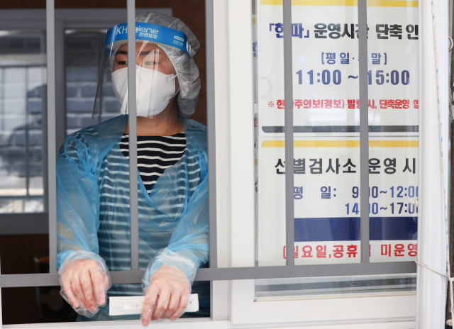 코로나19 신규확진자가 118일만에 1만명 아래로 떨어진 23일 서울 종로구 탑골공원 코로나19 선별검사소 의료진이 검사자를 기다리고 있다. 중앙방역대책본부는 이날 0시 기준 신규확진자가 9천975명으로 집계됐다고 발표했다. 하루 신규 확진자 수가 1만명 밑으로 떨어진 것은 오미크론 변이 우세화 초기였던 지난 1월 약 4개월만이다. 손영래 중앙사고수습본부 사회전략반장은 