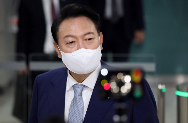 윤석열 대통령이 7일 오전 용산 대통령실 청사로 출근하며 취재진의 질문에 답하고 있다. 연합뉴스