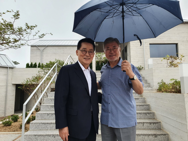 박지원 전 국가정보원장, 문재인 전 대통령. 박 전 원장 페이스북