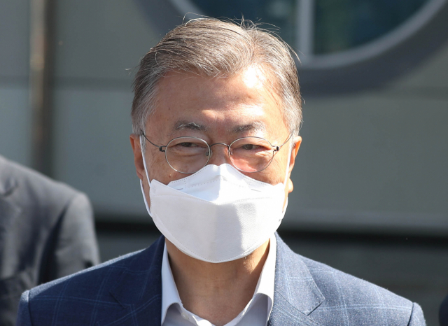 문재인 전 대통령이 지난달 27일 오전 경남 양산시 하북면주민자치센터에 마련된 사전투표소에서 제8회 전국동시지방선거 사전투표 후 취재진에게 소감을 밝히고 있다. 연합뉴스