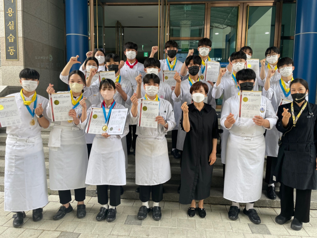 경북생활과학고등학교 수상자들이 기념촬영을 하고 있다. 경북생활과학고 제공