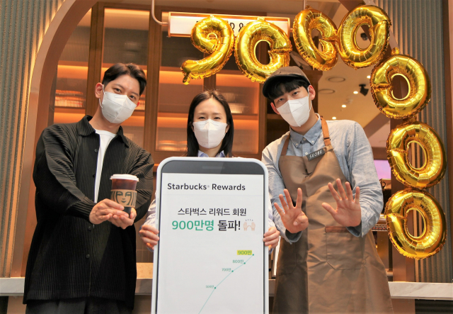 스타벅스 코리아는 지난 2009년 업계 최초로 선불식 충전 카드인 