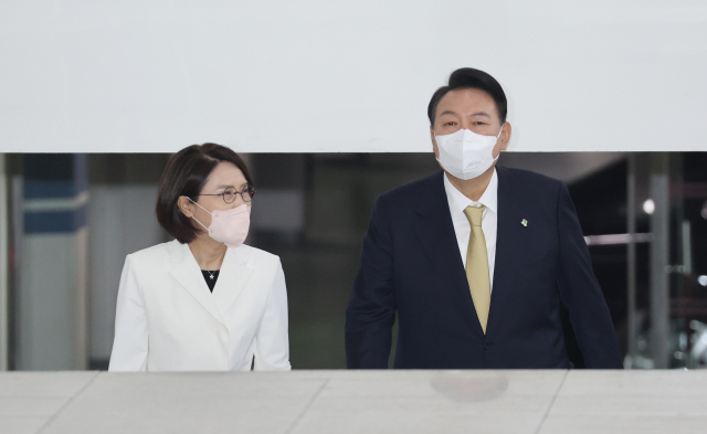 윤석열 대통령이 8일 오전 서울 용산 대통령실 청사로 출근하며 강인선 대변인과 대화하고 있다. 연합뉴스