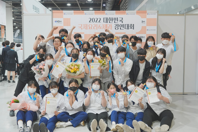수상을 싹쓸이 한 한국국제조리고 학생들이 파이팅을 외치고 있다. 한국국제조리고 제공