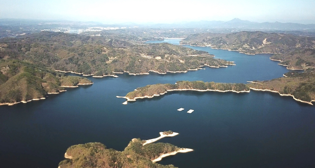 10년전 안동호를 찾아 들었던 쇠제비갈매기가 올 해도 어김없이 안동호에 조성된 인공 모래섬으로 찾아 들었다. 작은 인공섬은 지난해 11월 환경부가 완공했고, 큰 것은 2020년 안동시가 완공한 인공섬의 모습. 안동시 제공