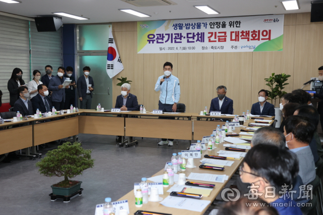 7일 죽도시장에서 포항시와 유관기관 관계자, 상인들이 생활물가 상승에 대한 돌파구를 찾기 위해 머리를 맞대고 있다. 포항시 제공