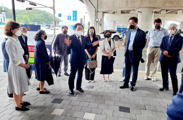 안동시장직 인수위원회가 출범 첫 날부터 민생 현장을 찾아 시민 불편사항 해소에 나섰다. 사진은 7일 찾은 안동역 앞 현장. 안동시장직인수위원회 제공