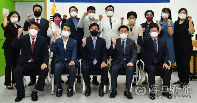 조현일 경북 경산시장 당선인(앞줄 왼쪽 세 번째)의 민선 8기 경산시장직 인수위원회가 8일 출범식을 갖고 열심히 일할 것을 다짐하고 있다. 경산시 제공