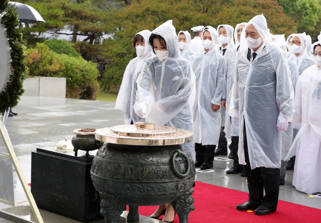 김건희 여사가 6일 오전 서울 동작구 국립서울현충원에서 열린 제67회 현충일 추념식에 참석, 현충탑에 분향하고 있다. 오른쪽은 윤석열 대통령. 연합뉴스