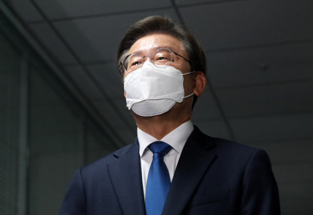 더불어민주당 이재명 의원이 7일 오전 국회 의원회관에 첫출근하며 취재진의 질문에 답변하고 있다. 연합뉴스