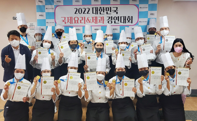 대구한의대 호텔외식조리베이커리학과 학생들이 지난 4~6일 서울에서 열린 국제요리＆제과 경연대회에서 수상한 후 기념촬영을 했다. 대구한의대 제공