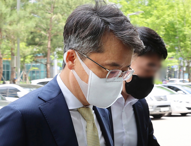 경쟁업체인 BBQ 내부 전산망에 불법 접속 혐의를 받고 있는 박현종 bhc그룹 회장이 8일 오후 서울 송파구 서울동부지법에서 열린 1심 선고 공판에 출석하고 있다. 연합뉴스
