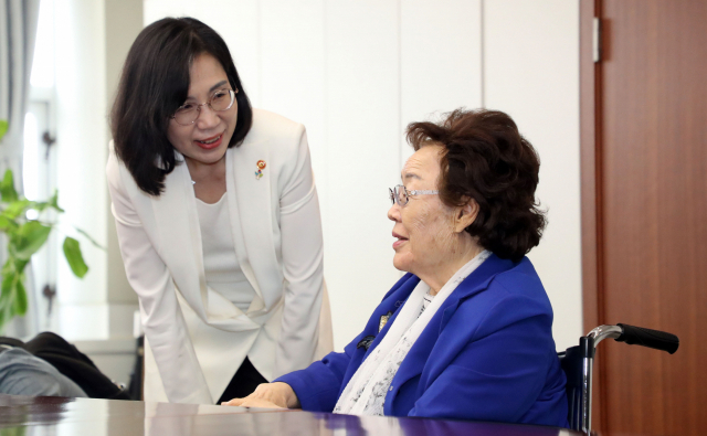 김현숙 여성가족부 장관이 8일 오후 정부서울청사 접견실에서 일본군 위안부 피해자 이용수 할머니를 만나 대화하고 있다. 연합뉴스