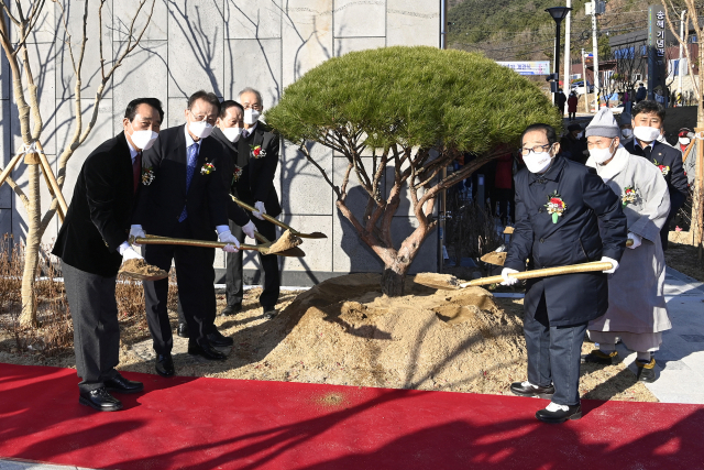 송해기념관 준공식에서 김문오 달성군수와 함께 기념식수를 하고 있는 송해(앞줄 오른쪽) 씨. 달성군 제공