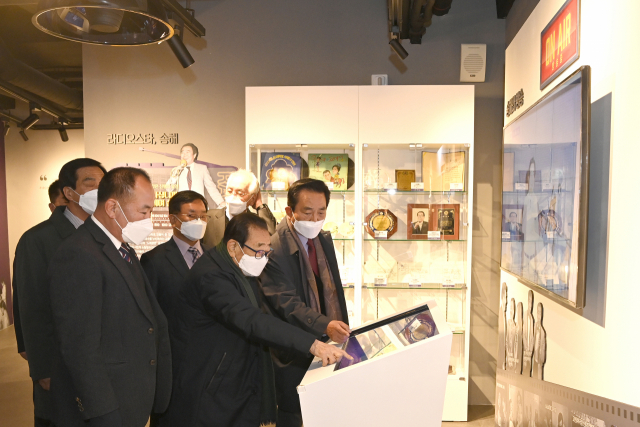 송해기념관을 방문한 송해 씨가 김문오 달성군수와 전자기기를 시연해보고 있다. 달성군