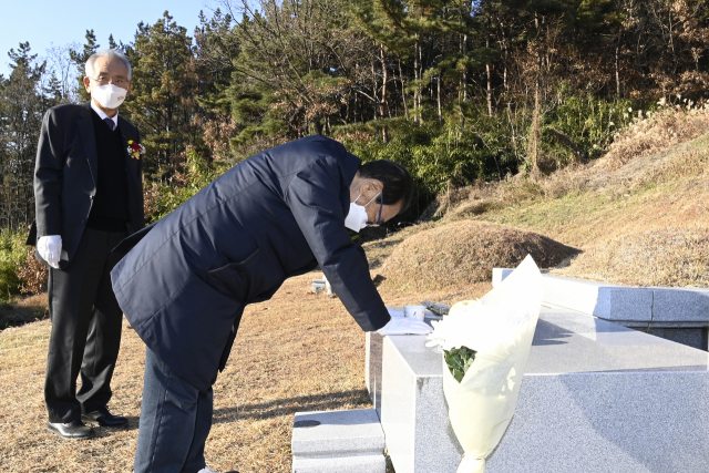 아내 석옥이 씨의 묘소를 찾은 송해 씨가 상념에 젖은 모습. 달성군 제공