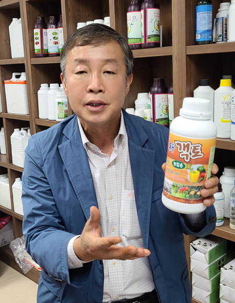홍옥식 한국농업과학 대표가 영진전문대 창업벤처관 사무실에서 제품을 설명하는 모습. 영진전문대 제공