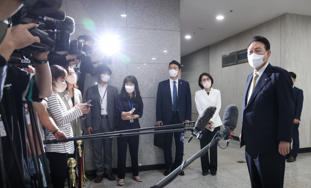 윤석열 대통령이 8일 오전 서울 용산 대통령실 청사로 출근하며 기자들과 질의응답을 하고 있다. 연합뉴스