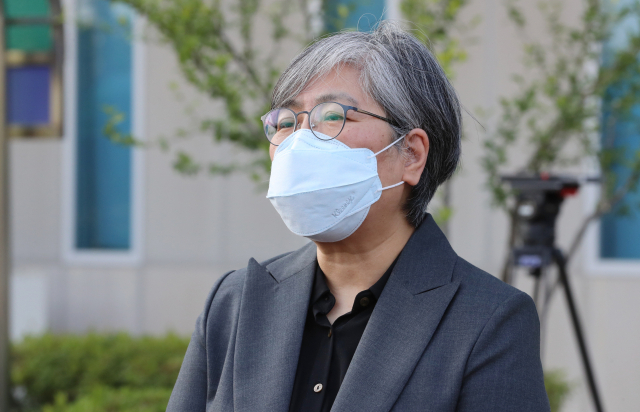 정부 교체로 질병관리청을 떠나는 정은경 청장이 지난달 17일 비공개 이임식을 마치고 취재진 앞에서 마지막 소회를 밝히고 있다. 연합뉴스
