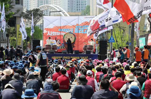 제2차 최저임금위원회 전원회의가 열리는 17일 오후 세종시 정부세종청사 고용노동부 앞에 전국에서 모인 근로자들이 최저임금 인상을 촉구하는 집회를 열고 있다. 연합뉴스