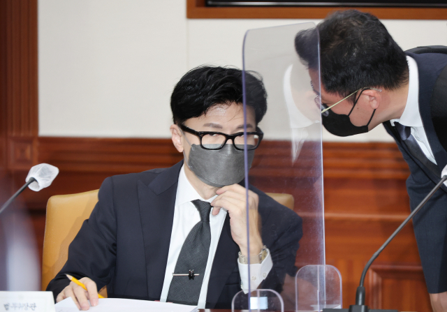 한동훈 법무부 장관이 9일 오전 정부서울청사에서 열린 국정현안점검조정회의에 참석해 관계자와 대화하고 있다. 연합뉴스