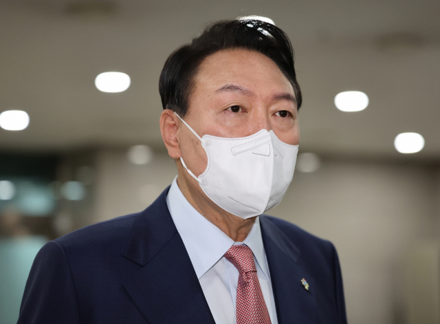 10일로 취임 한 달을 맞는 윤석열 대통령이 9일 오전 용산 대통령실 청사로 출근하며 취재진의 질문에 답하고 있다. 연합뉴스