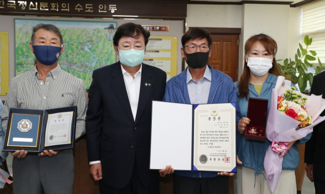 권영세 안동시장이 6·25전쟁 참전 전사자인 고 김창식 육군 중사의 유가족에게 화랑무공훈장을 전수했다. 안동시 제공