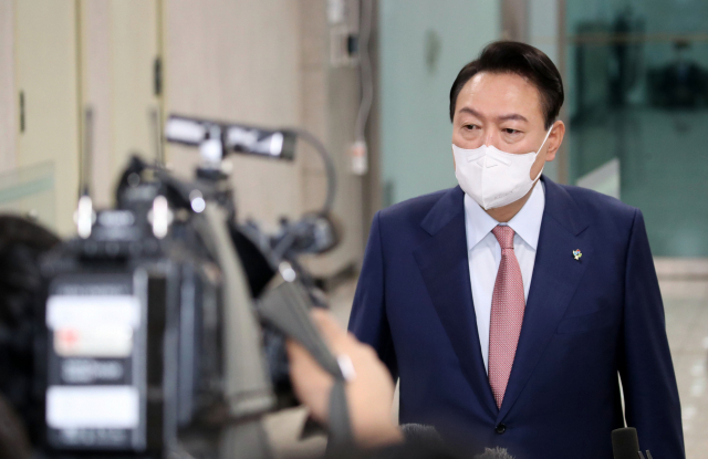 10일로 취임 한 달을 맞는 윤석열 대통령이 9일 오전 용산 대통령실 청사로 출근하며 취재진의 질문에 답하고 있다. 연합뉴스