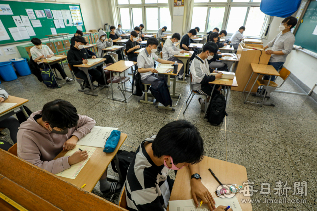 2023학년도 대학수학능력시험 6월 모의고사가 치러진 지난해 6월 9일 대구 수성구 경북고등학교에서 3학년 학생들이 시험을 보고 있다. 안성완 기자 asw0727@imaeil.com
