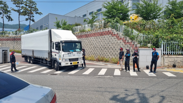 9일 민주노총 공공운수노조 화물연대 대경본부 김천지부(이하 화물연대 김천지부) 소속 노조원들이 김천일반산업단지 내에 위치한 동희산업 공장 입구에서 비노조원 화물차 기사들의 파업 참여를 독려하고 있다. 신현일 기자