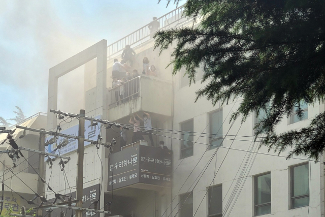 9일 대구 수성구 범어동 대구지방법원 인근 변호사 사무실 빌딩에서 불이나 시민들이 옥상 부근에서 구조를 기다리고 있다. 이 화재로 7명이 숨지고 46명이 다쳤다. 연합뉴스