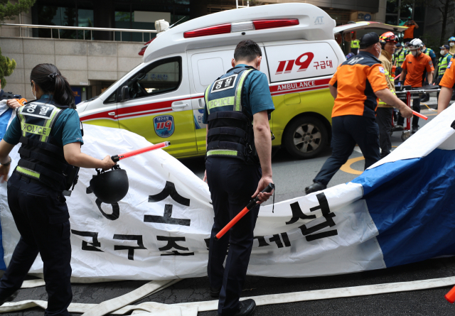 9일 오전 대구시 수성구 범어동 법원 부근 7층 빌딩 2층에서 방화로 추정되는 불이 나 신원을 알 수 없는 7명이 숨지고 46명이 부상을 입은 가운데 소방과 경찰이 현장을 수습하고 있다. 연합뉴스