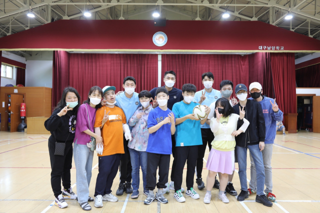 대구FC 사회공헌브랜드 함께하늘은 9일 대구남양학교에서 축구멘토링을 진행했다. 대구FC 제공