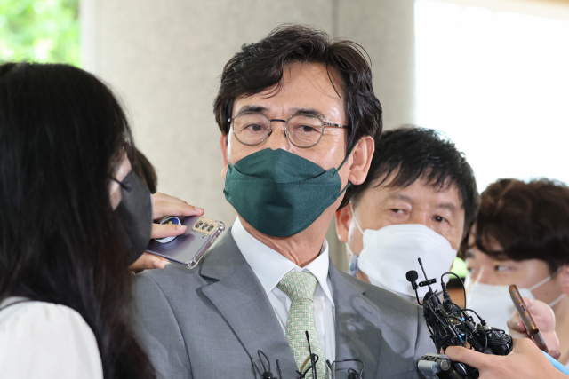 한동훈 법무부 장관의 명예를 훼손한 혐의로 재판에 넘겨진 유시민 전 노무현재단 이사장이 9일 오후 서울 마포구 서울서부지법에서 열리는 선고 공판에 출석하며 취재진의 질문에 답하고 있다. 검찰은 결심 공판에서 유 전 이사장에게 징역 1년의 실형을 구형했다. 연합뉴스