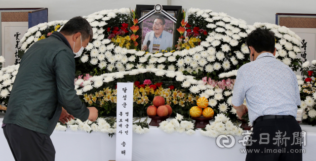 9일 대구 달성군 송해기념관 앞에 마련된 고(故) 송해 선생 임시 분향소를 찾은 추모객들이 고인의 명복을 빌고 있다. 임시 분향소는 달성군 옥포읍 주민으로 구성된