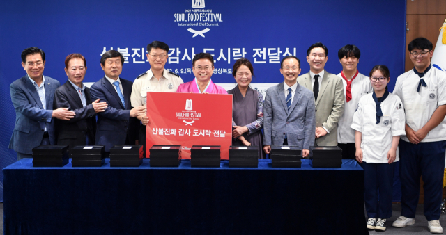 9일 산불진화 감사 도시락 전달식 참석자들이 한자리에 모여 기념촬영을 하고 있다. 경북도 제공